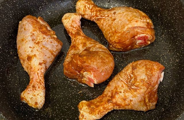 Куриные голени на сковороде в сметанном соусе