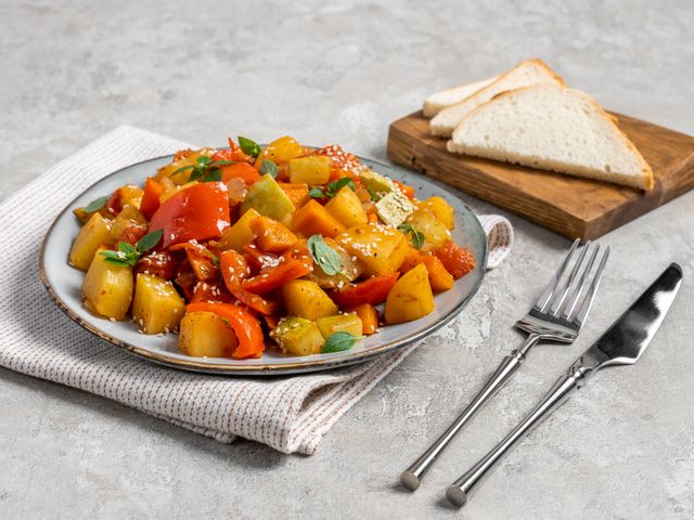 Как приготовить рецепт Овощное рагу с капустой, картофелем и кабачками