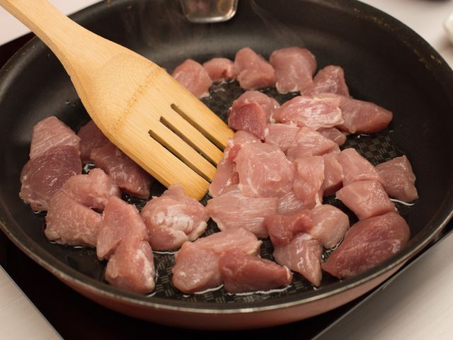Тушеная свинина с грибами – кулинарный рецепт