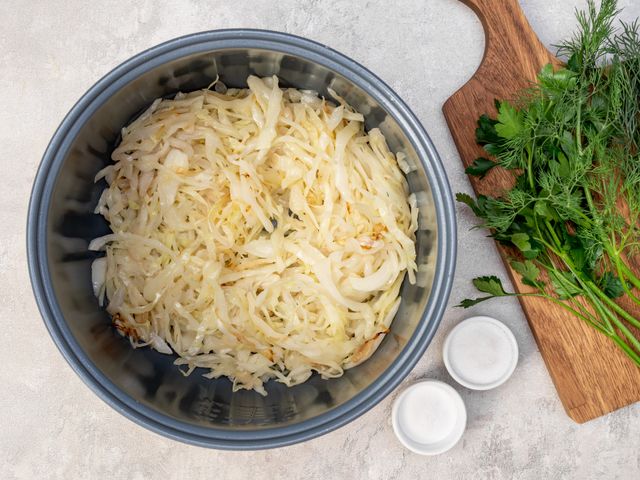 Шарлотка с капустой: простые и быстрые рецепты в духовке
