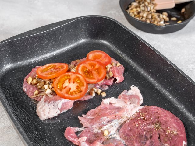 Мясо, запеченное с грибами и помидорами, пошаговый рецепт с фото от автора татуся