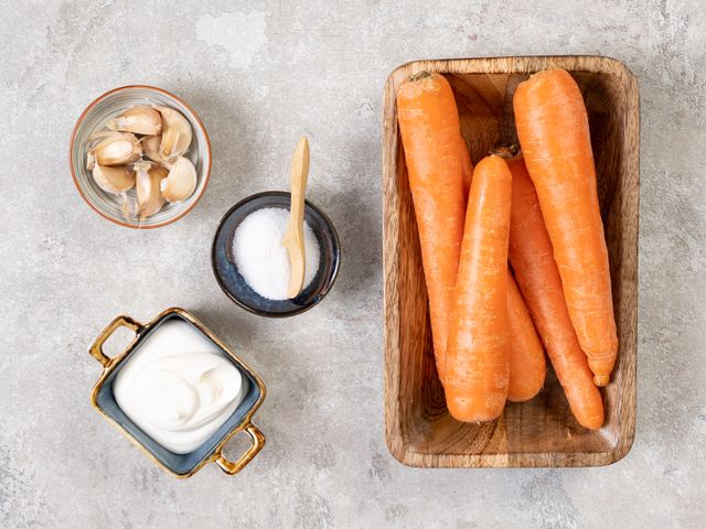 Пошаговый способ приготовления салата из моркови с чесноком с фото