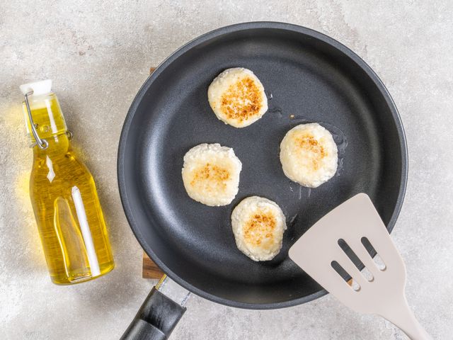 Пышные сырники с манкой на сковороде – пошаговый рецепт приготовления с фото