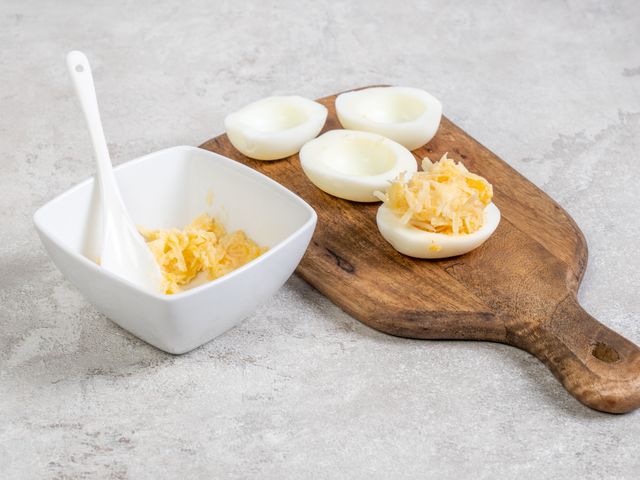 Фаршированные яйца с сыром и чесноком