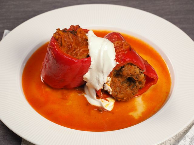 Фаршированный перец в томатно-сметанном соусе. Рецепт с фото