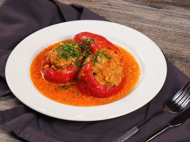 Перец, фаршированный мясом и рисом, в духовке