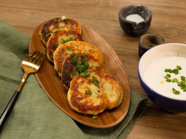 Картофельные оладьи с сочной начинкой | Potato pancakes, Mashed potatoes, Mashed potato pancakes