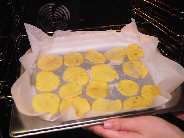 Картофельные чипсы в духовке без масла - пошаговый рецепт с фото на steklorez69.ru