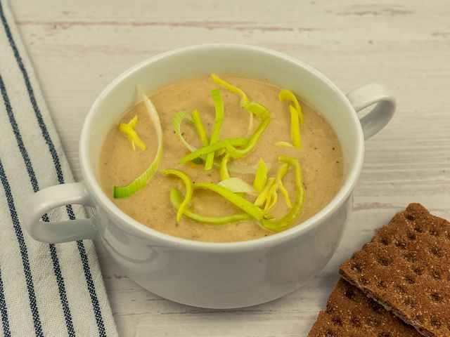 Палочка-выручалочка для хозяек: рецепты суп-пюре из шампиньонов со сливками и без