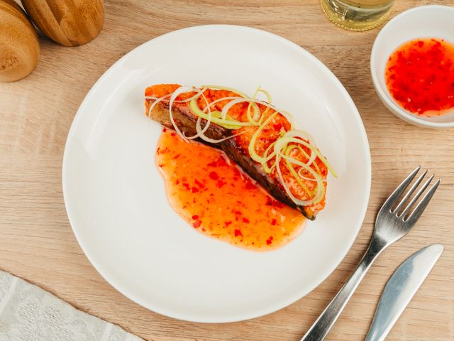 Запекаем на Новый год сочный стейк из лосося: простой рецепт