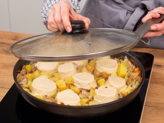 Штрудель с мясом, картошкой и капустой — рецепт с фото пошагово