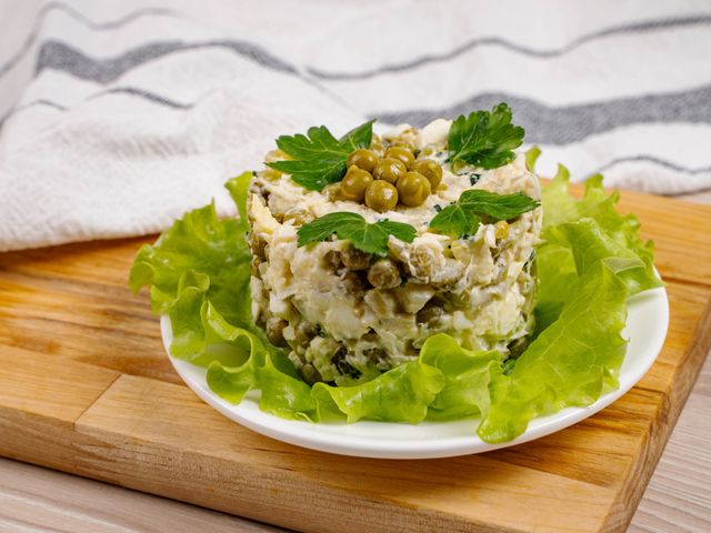 Салат с грибами и зеленым горошком без майонеза