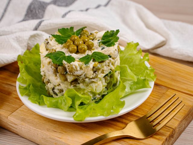 20 простых салатов с зеленым горошком, от которых у вас потекут слюнки