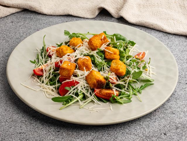 Салат с твердым сыром, помидорами и сухариками - пошаговый рецепт