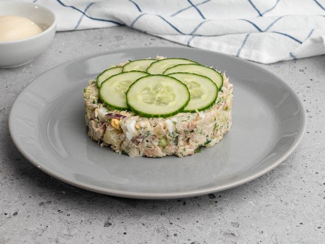 Зеленый салат с копченой рыбой, рецепт с фото