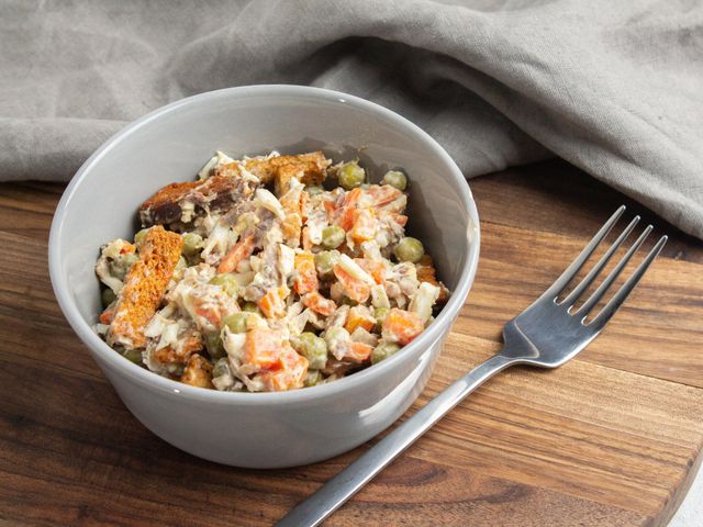 Праздничный салат из консервированного лосося – пошаговый рецепт приготовления с фото