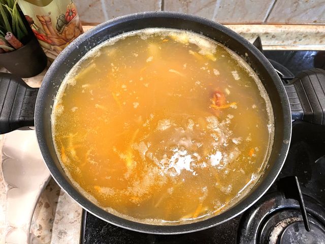 Суп с горохом и копченой колбасой
