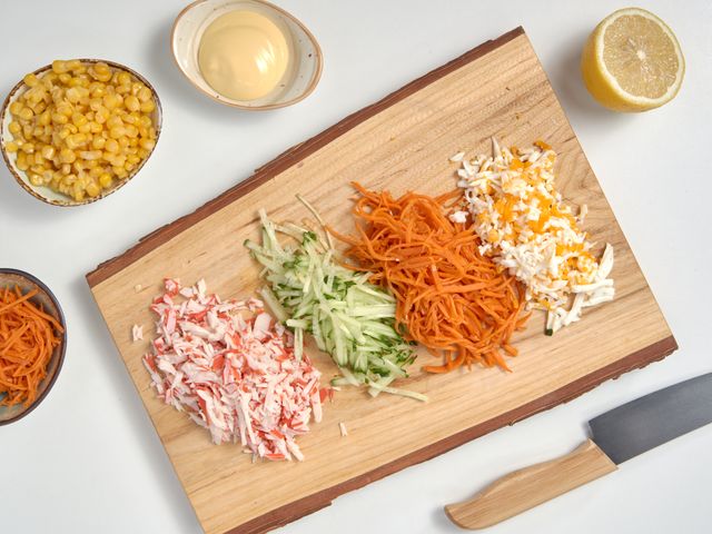 Крабовый салат с кукурузой и морковью