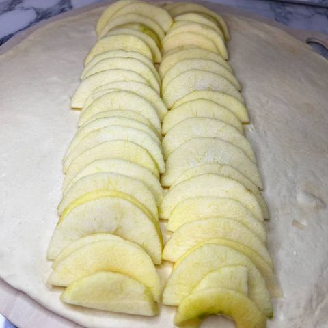 пирог с яблоками в духовке из дрожжевого теста открытый | Дзен