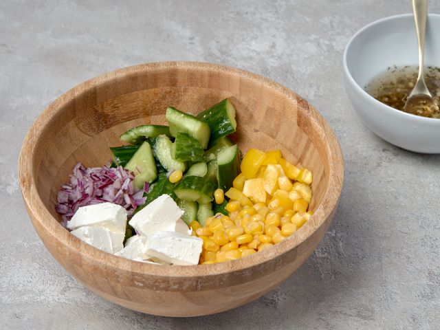 Овощной салат с брынзой, оливками и кукурузой