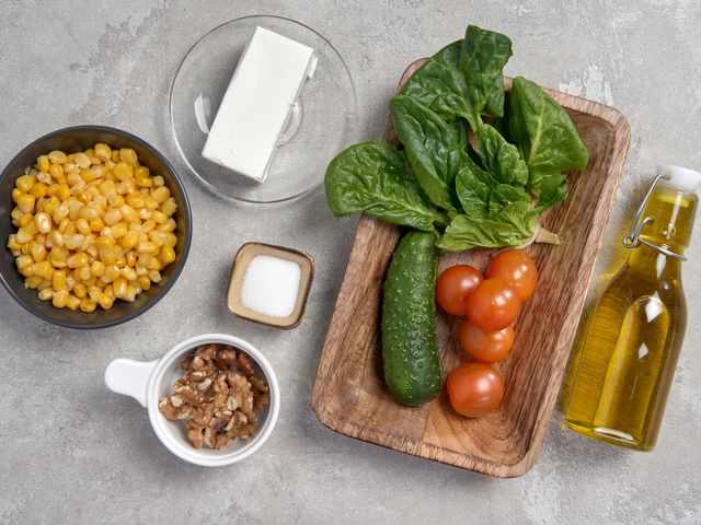 Рецепт: Салат с курицей и кукурузой - С грецкими орехами