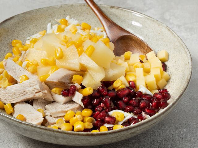 Салат с отварной курицей, кукурузой и сухариками – пошаговый рецепт приготовления с фото