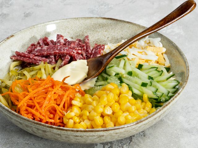 Салат из кукурузы, огурцов и зеленого лука