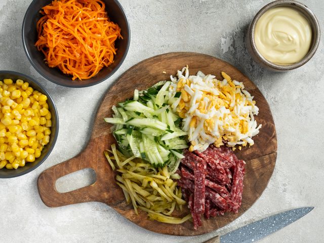 Салат с копчёной колбасой, сыром и кукурузой | Пикабу