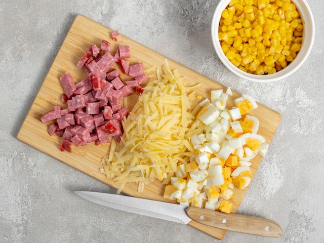 Салат с кукурузой и сыром