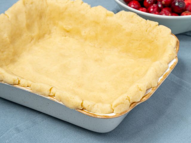 Брусничный пирог и клюква в сахарной пудре: 6 простых рецептов из октябрьских ягод (видео)