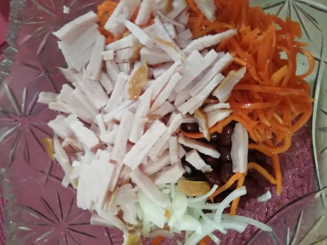 Отличный салат с ветчиной, корейской морковью, огурцом, кукурузой