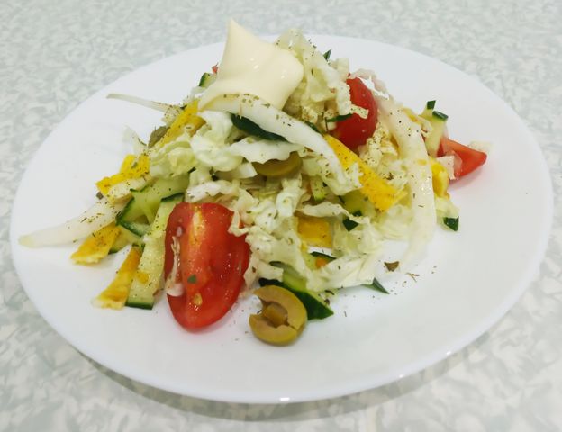 Салат с блинами и копченой колбасой