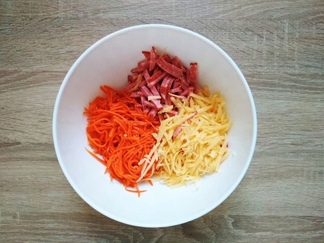 Рецепт Салат из доширака с копченой колбасой, сыром и корейской морковкой