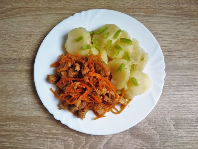 Салат из кабачков и моркови с луком по-корейски