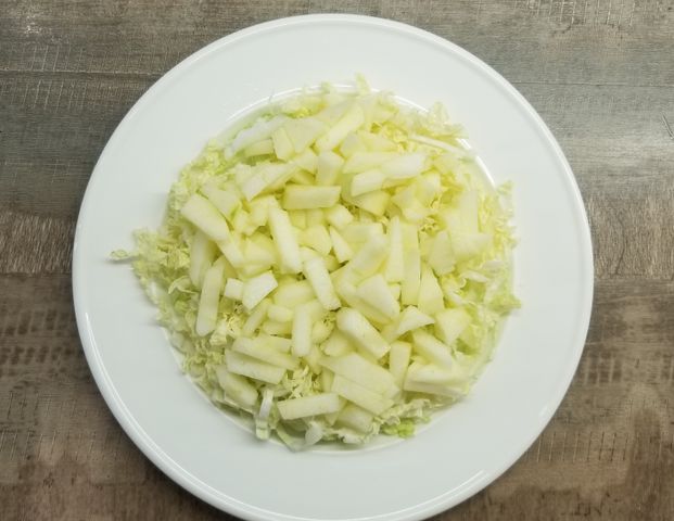 Салат из молодой капусты с яблоками