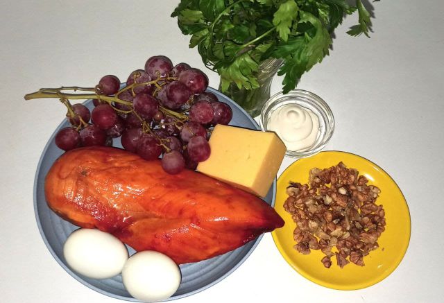 Как приготовить Салат тиффани с курицей, виноградом, орехами и яйцами рецепт пошагово
