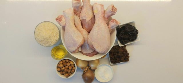 Нежнейшие куриные голени тушеные с черносливом, фундуком и рисовым гарниром