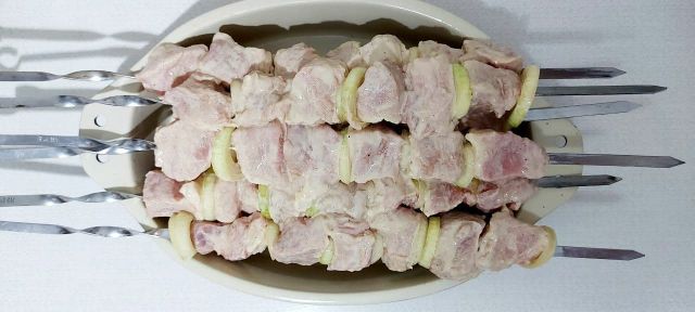 Шашлык из свинины с кефиром и луком