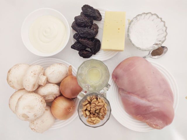 салат с черносливом и курицей и грибами и сыром яйцом слоями | Дзен