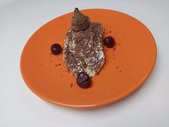 Шоколадный торт с вишней и сметанным кремом - рецепт с фото