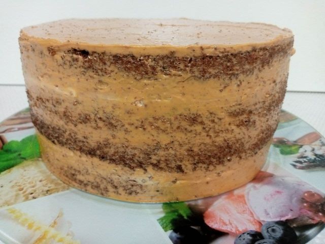 Сочный торт «Сникерс» с карамельным кремом, нугой и обжаренным арахисом