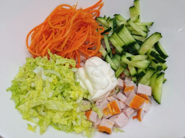 Салат «Застольный» из пекинской капусты и копченой курицы — рецепт с фото пошагово