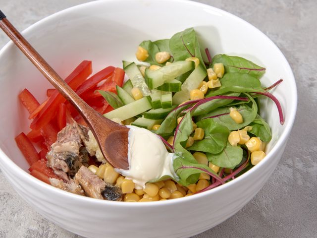 Салат из сардин с помидорами, луком, чесноком и маслинами