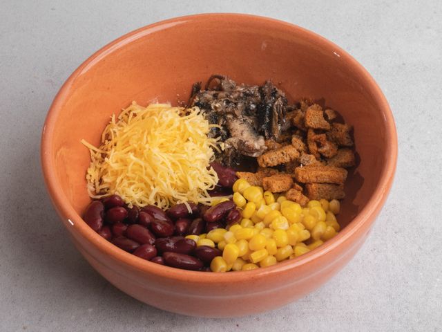 Салат со шпротами, фасолью и плавленым сырком. Рецепт с фото | Рецепт | Вкусняшки, Еда, Кулинария