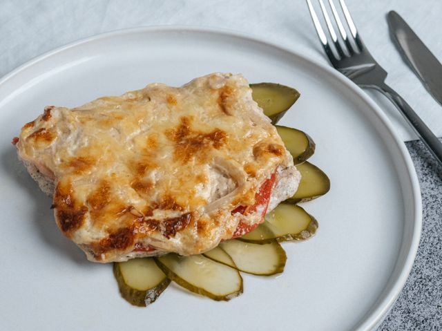 Самый простой рецепт мяса по-французски с куриным филе и картофелем