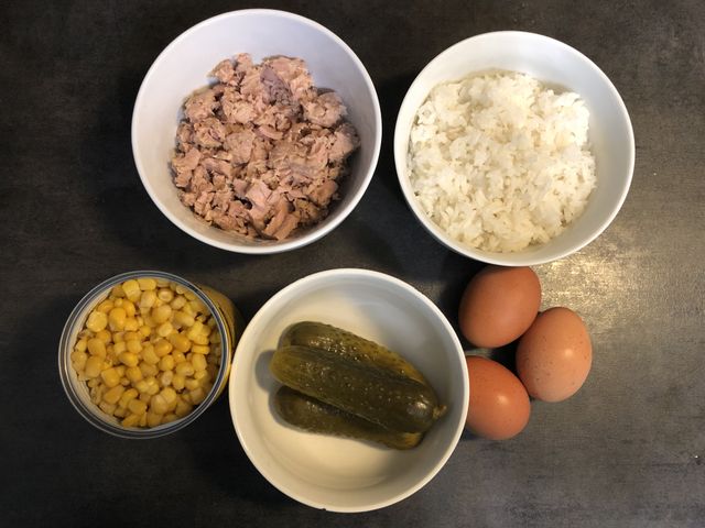 Салат с тунцом, кукурузой и сыром