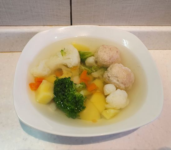Суп из семги с фрикадельками для ребенка