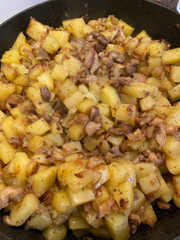 жареные шампиньоны на сковороде с луком и картофелем как приготовить | Дзен