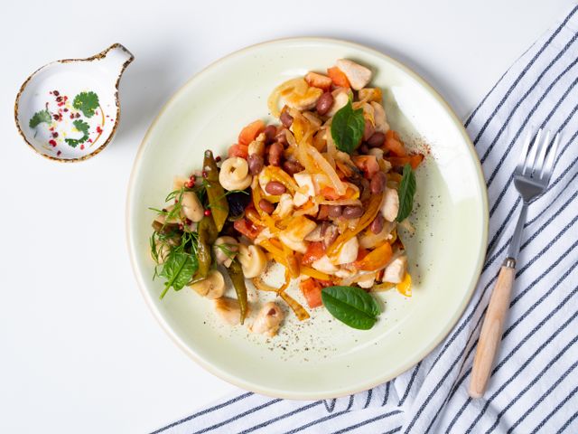 Салат с фасолью, курицей, яйцами и огурцом — рецепт с фото пошагово