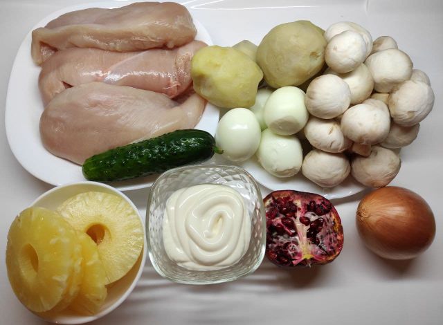Салат с курицей, ананасами и грибами: рецепт с фото пошагово